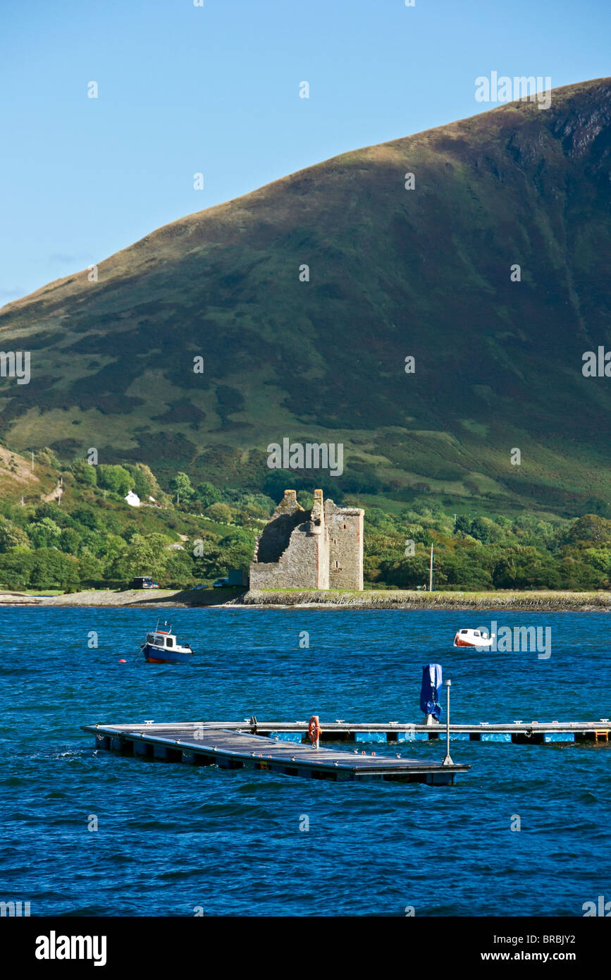 Il castello di Lochranza rovina in Loch Ranza sull'isola di Arran in North Ayrshire in Scozia Foto Stock