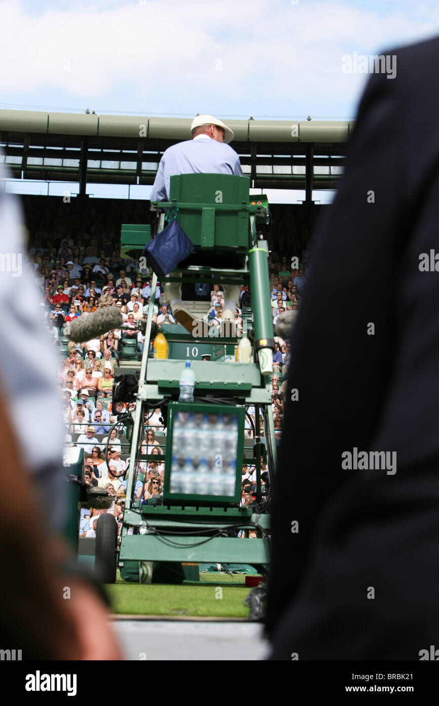 Tennis funzionario seduto nella sedia arbitri Foto Stock