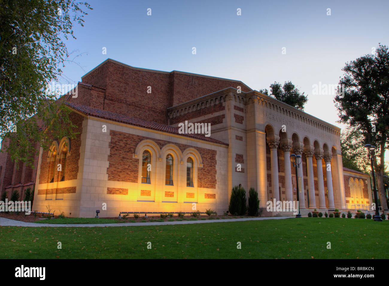 Sunrise shot con high dynamic range fotografia un angolo del Sacramento Memorial Auditorium Foto Stock