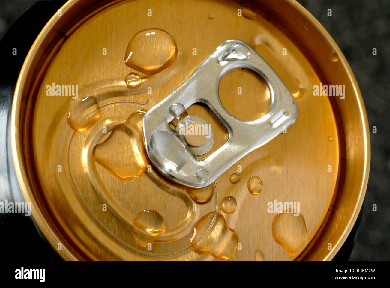 Close up Dettaglio di un anello di trazione su un metallo lattina di birra Foto Stock