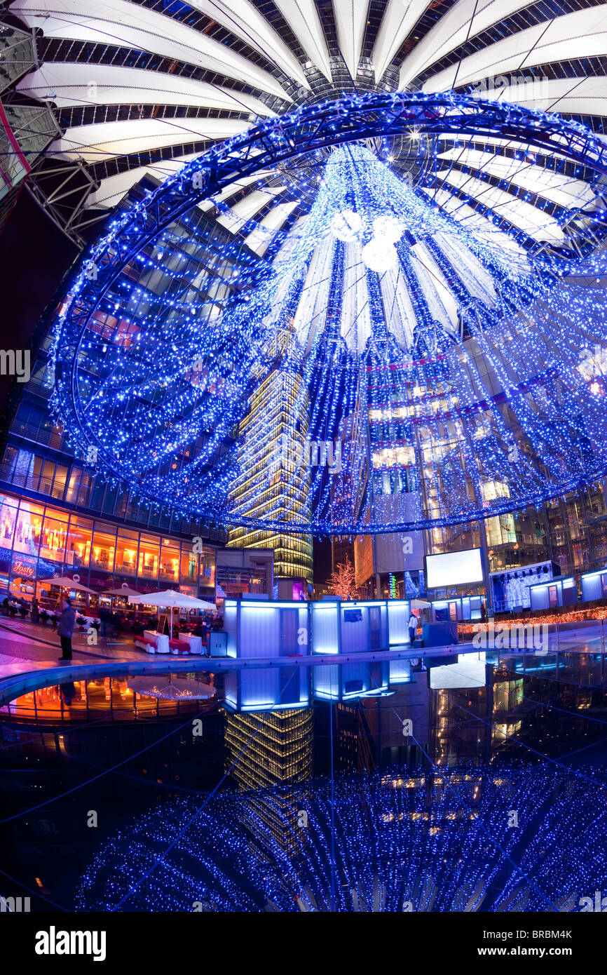 Design futuristico di il Sony Center di Potsdamer Platz, illuminato a natale, Berlino, Germania Foto Stock