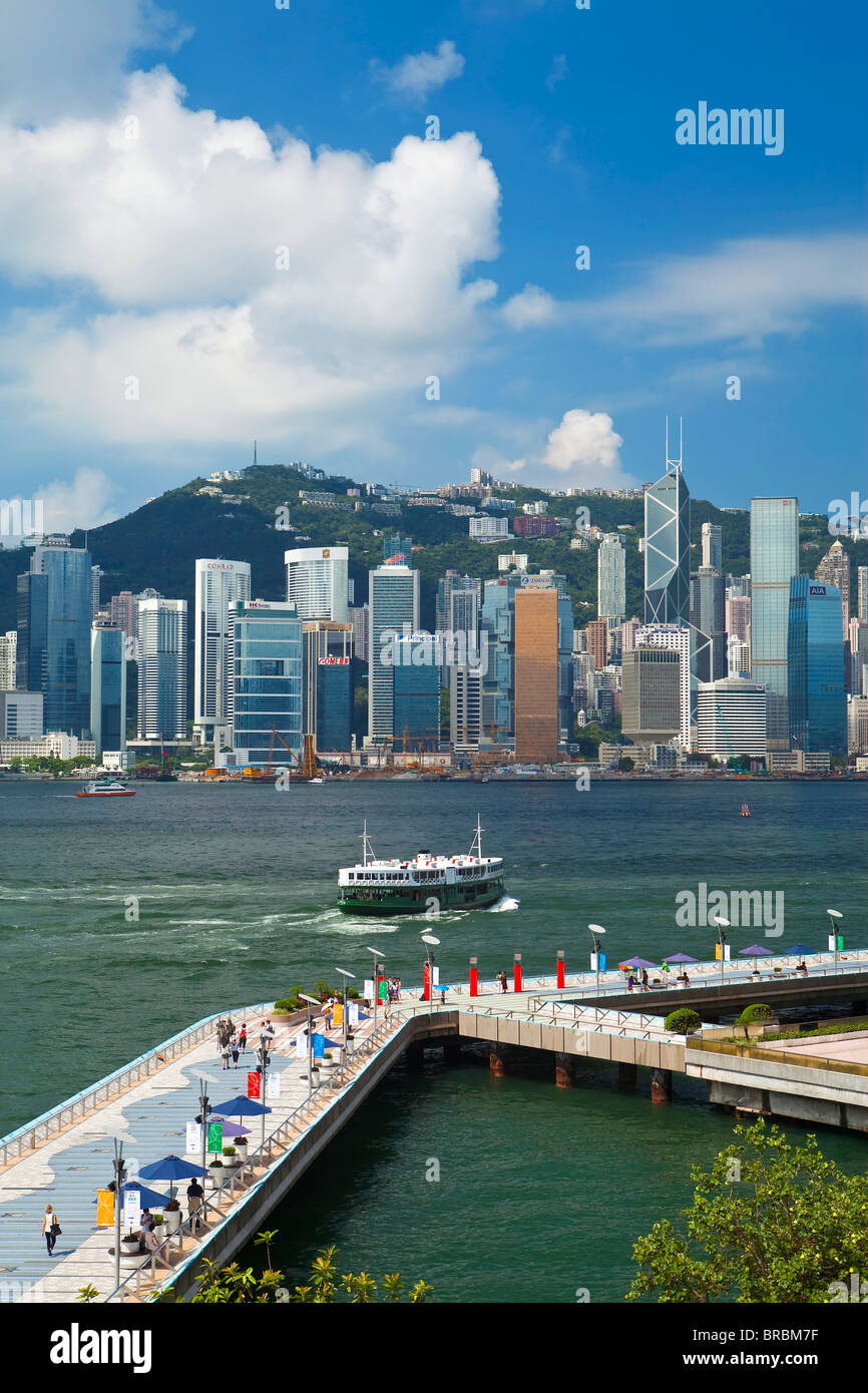 Skyline di Central, Isola di Hong Kong, dal Victoria Harbour, Hong Kong, Cina Foto Stock