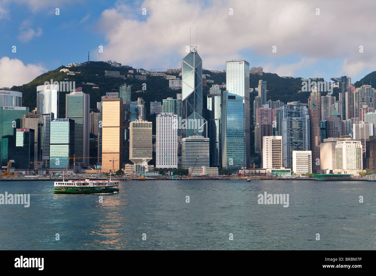 Skyline di Central, Isola di Hong Kong, dal Victoria Harbour, Hong Kong, Cina Foto Stock