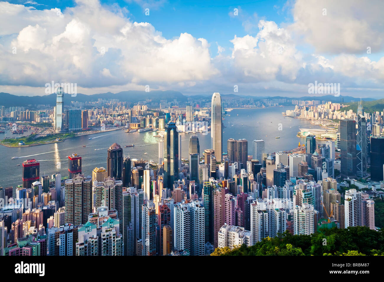 Skyline della città e del porto di Victoria visto dal Victoria Peak, Hong Kong, Cina Foto Stock