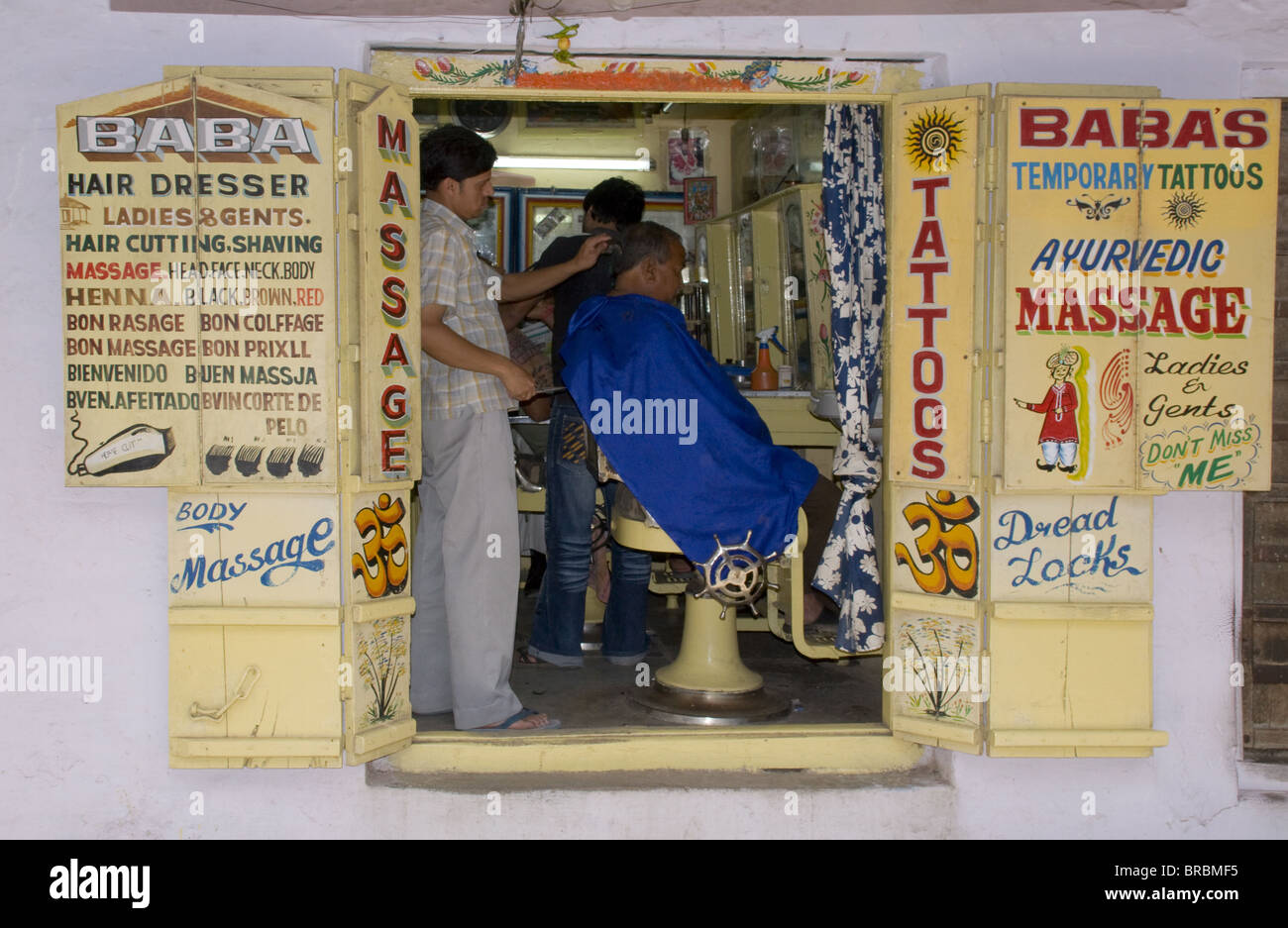Un vecchio negozio da barbiere in Pushkar, Rajasthan, India Foto Stock