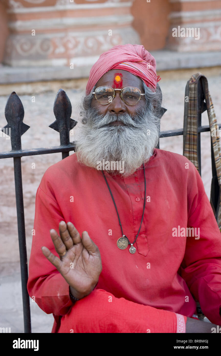 Un uomo santo in un turbante e barba lunga a Jaipur, Rajasthan, India Foto Stock