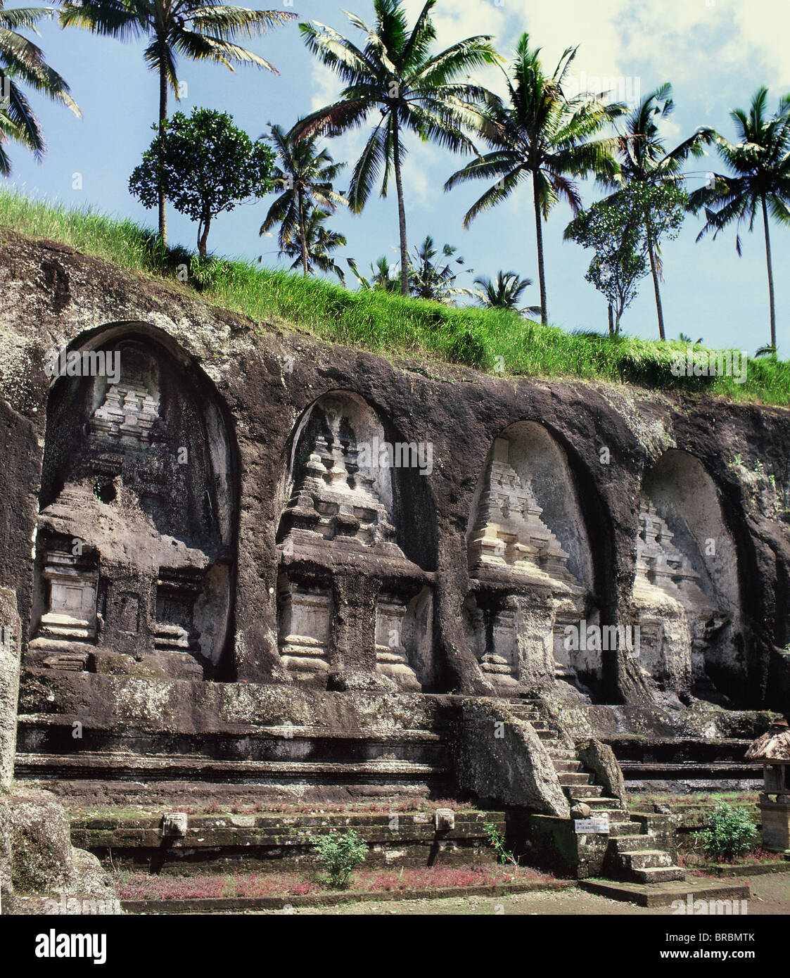 Templi funebri tagliato nella roccia a Gunung Kawi, un complesso di monumenti reale dal XI secolo, Bali, Indonesia Foto Stock