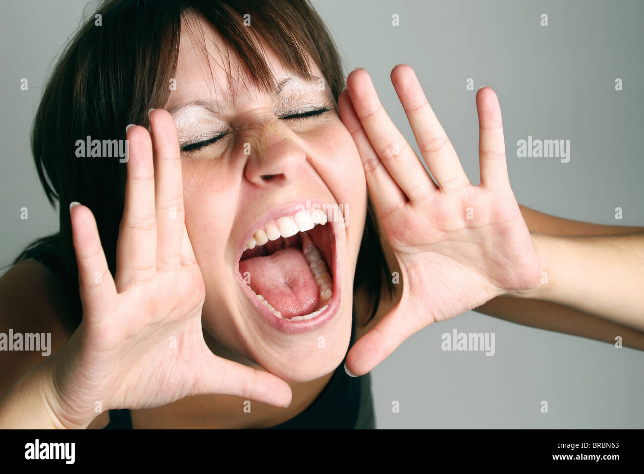 Una donna urlare Foto Stock