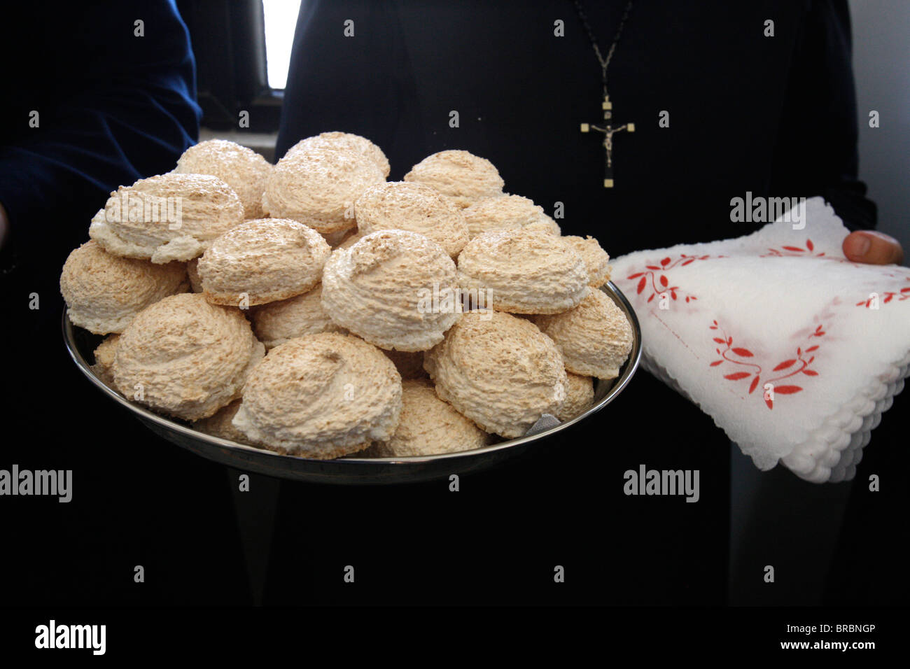 I dolci offerti dalle monache dopo una cerimonia, Beit Jala, Autorità Nazionale Palestinese Foto Stock