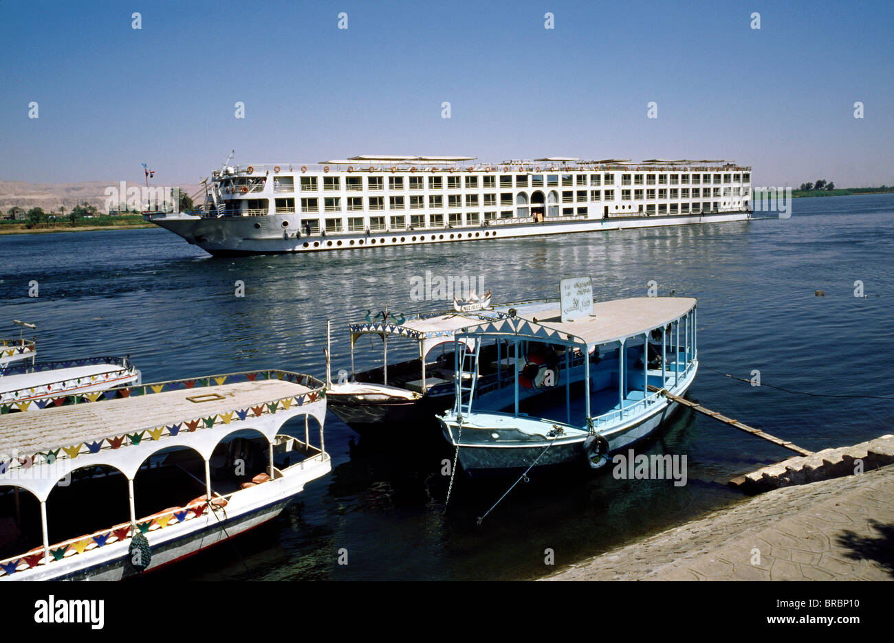Crociera sul Nilo nave arrivando a Luxor in Alto Egitto. Foto Stock