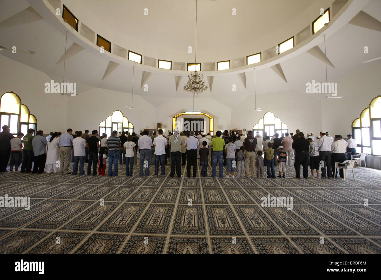 La preghiera del venerdì in Kabadir Ahmdiya moschea, Haifa, Israele Foto Stock