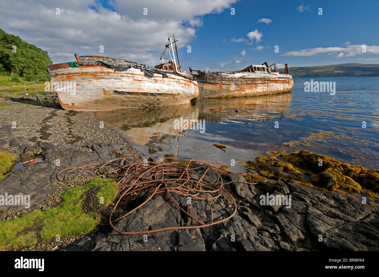 Vecchie barche ultimo luogo di riposo a Salen Bay sull'Isola di Mull, Ebridi Interne, Scozia. SCO 6702 Foto Stock