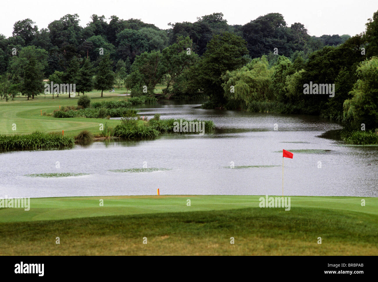 Vista da golf green back down fairway su un lago Foto Stock