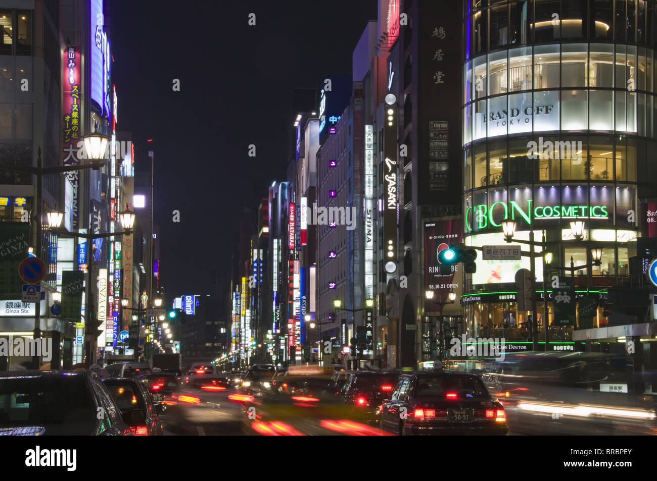 San-ai edificio e Chuo-dori all incrocio con Harumi-dori, Ginza, Tokyo, Giappone Foto Stock