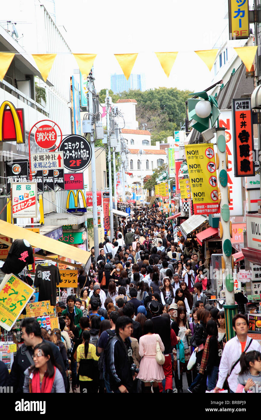 Fine settimana la folla, Takeshita Dori, una strada pedonale che è una mecca per i giovani della moda e della cultura, Harajuku, Tokyo, Giappone Foto Stock