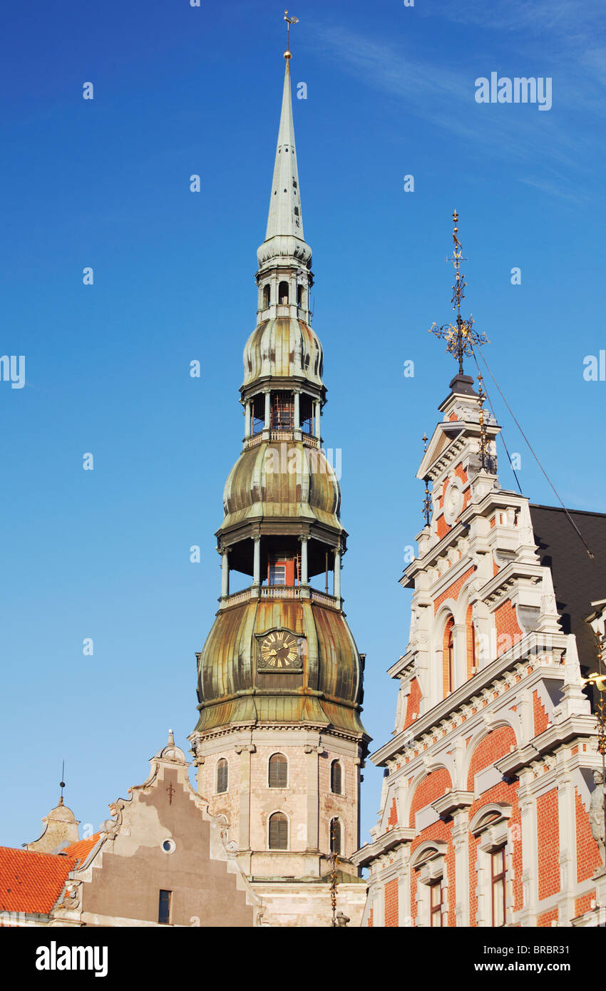 Casa delle Teste Nere con San Pietro guglia, Riga, Lettonia, Paesi Baltici Foto Stock