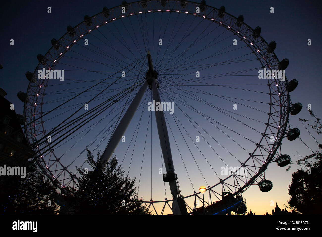 Guardando il London Eye stagliano contro il cielo Foto Stock