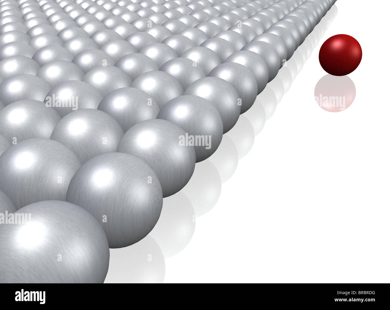 Una singola sfera rossa che giace accanto a una folla di sfere grigio. Foto Stock
