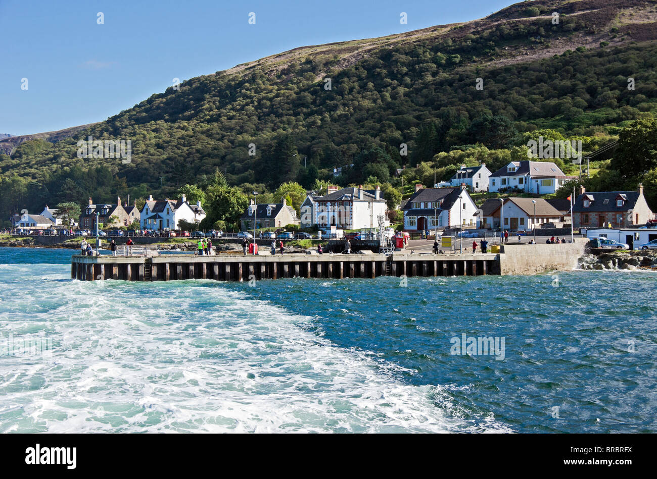 Lochranza Pier sull'isola di Arran visto dal battello a vapore Waverley come lei lascia il molo. Foto Stock