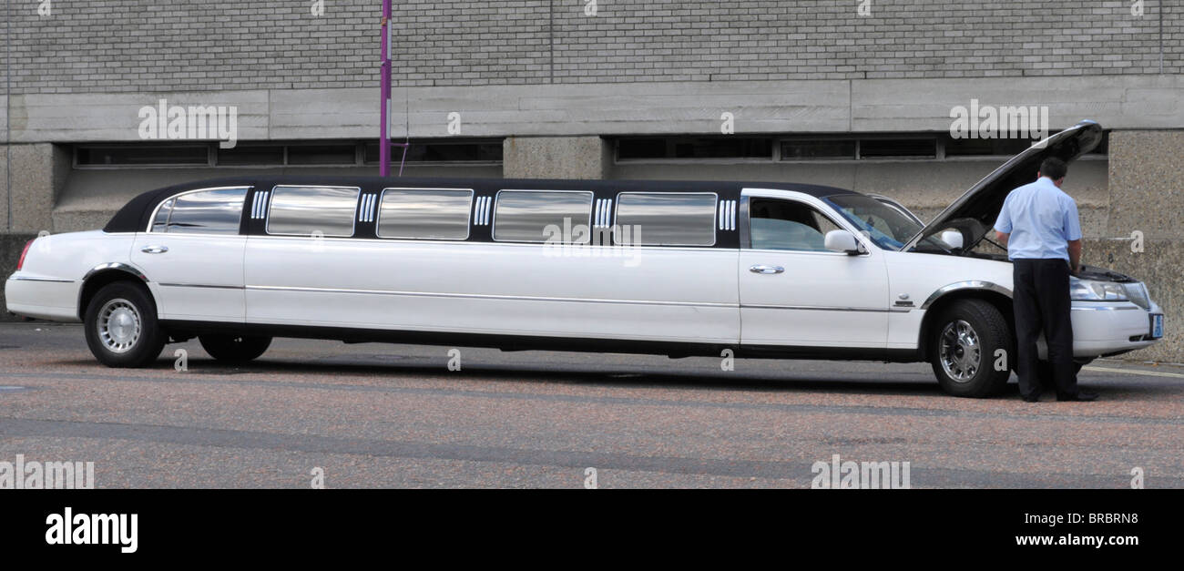 Autista di limousine stretch controllo sotto il cofano sollevato il cofano Foto Stock