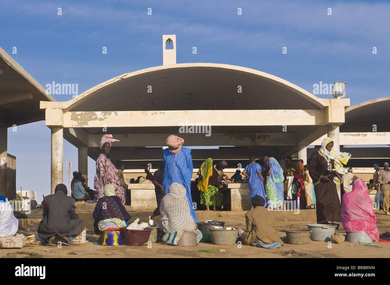 La popolazione locale trading al mercato del pesce di Nouakchott, Mauritania Foto Stock