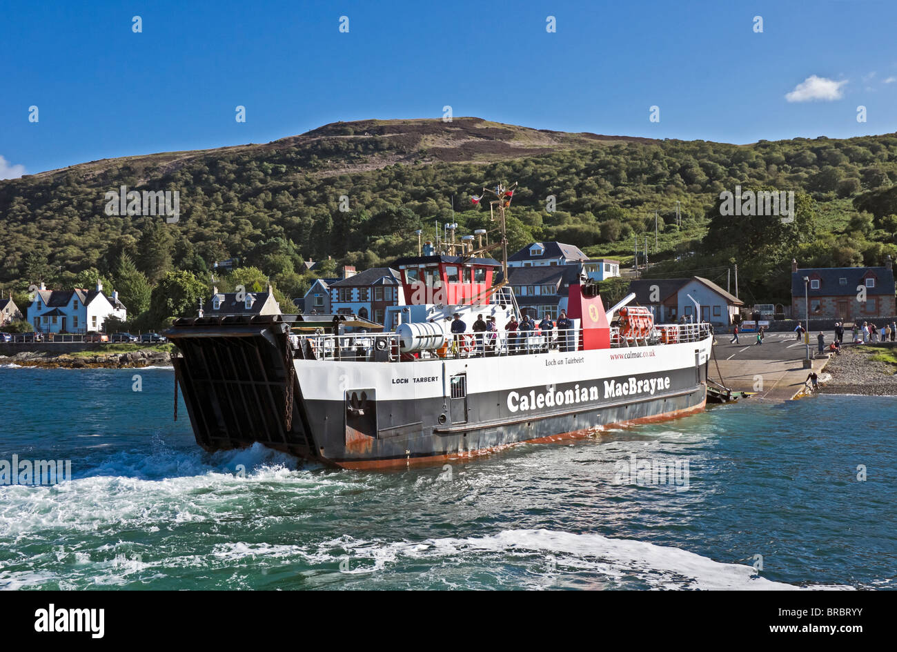 Caledonian MacBrayne traghetto per auto Loch Tarbert lasciando Lochranza scalo su Arran per Claonaig Bay Kintyre Argyll & Bute Scozia Scotland Foto Stock