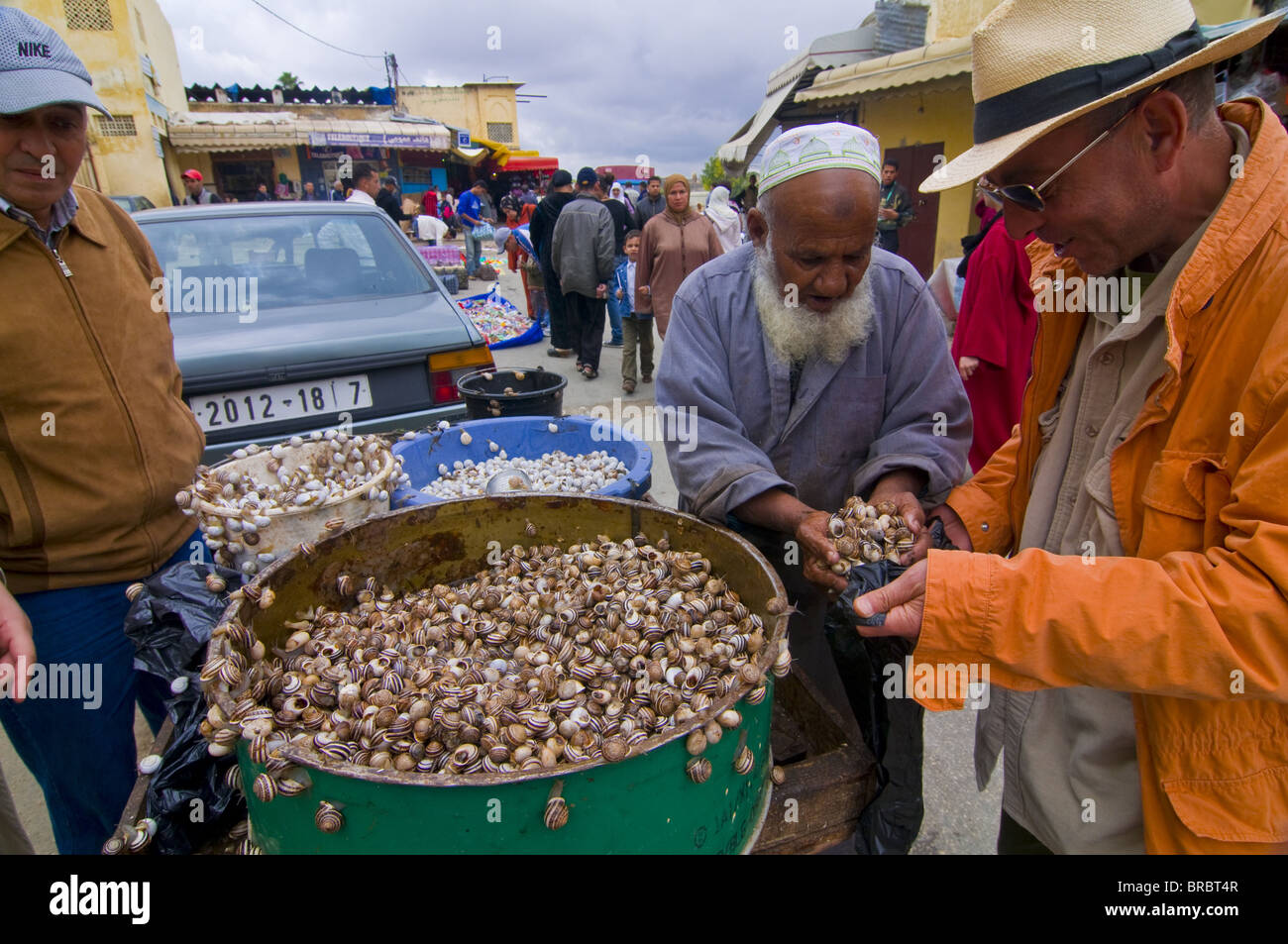 L'uomo vendita di lumache al bazar di Meknes, Marocco, Africa del Nord Foto Stock