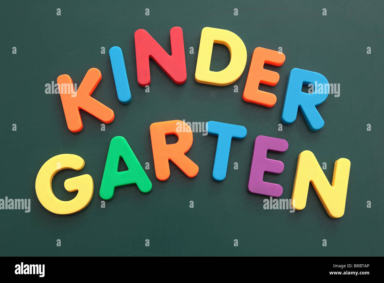 La parola kindergarten costruito fuori di color bold lettere su una lavagna. Foto Stock