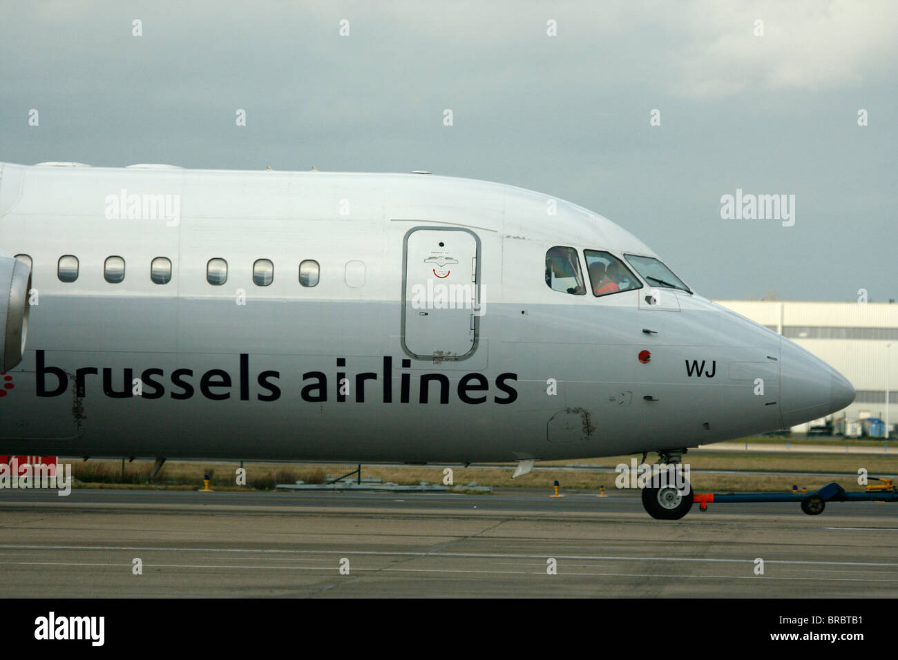AVRO un aereo di passeggero di Brussels Airlines trainato sul piazzale dell'aeroporto di Bruxelles Foto Stock