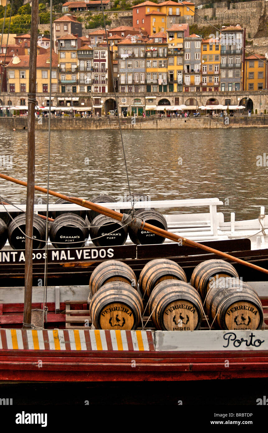Il vino di Porto di barili su una barca sul fiume Douro con Vila Nova de Gaia in background, Porto, Portogallo Foto Stock