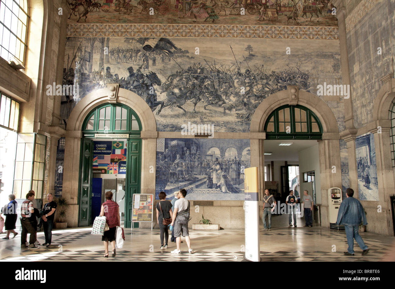 Alla stazione ferroviaria di Sao Bento decorata con azulejos, Porto, Portogallo Foto Stock