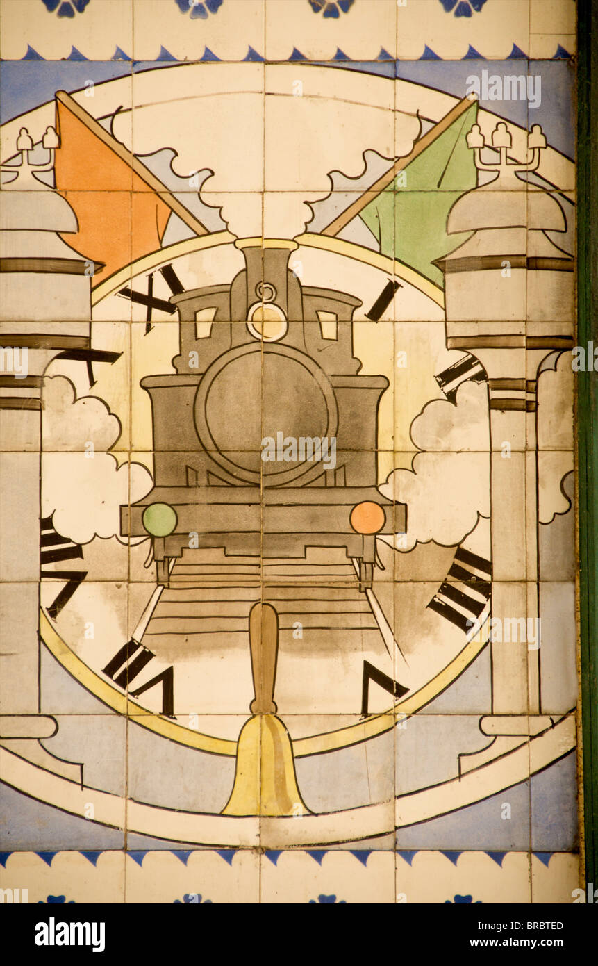 Piastrelle di terracotta decorare l interno della alla stazione ferroviaria di Sao Bento, Porto, Portogallo Foto Stock