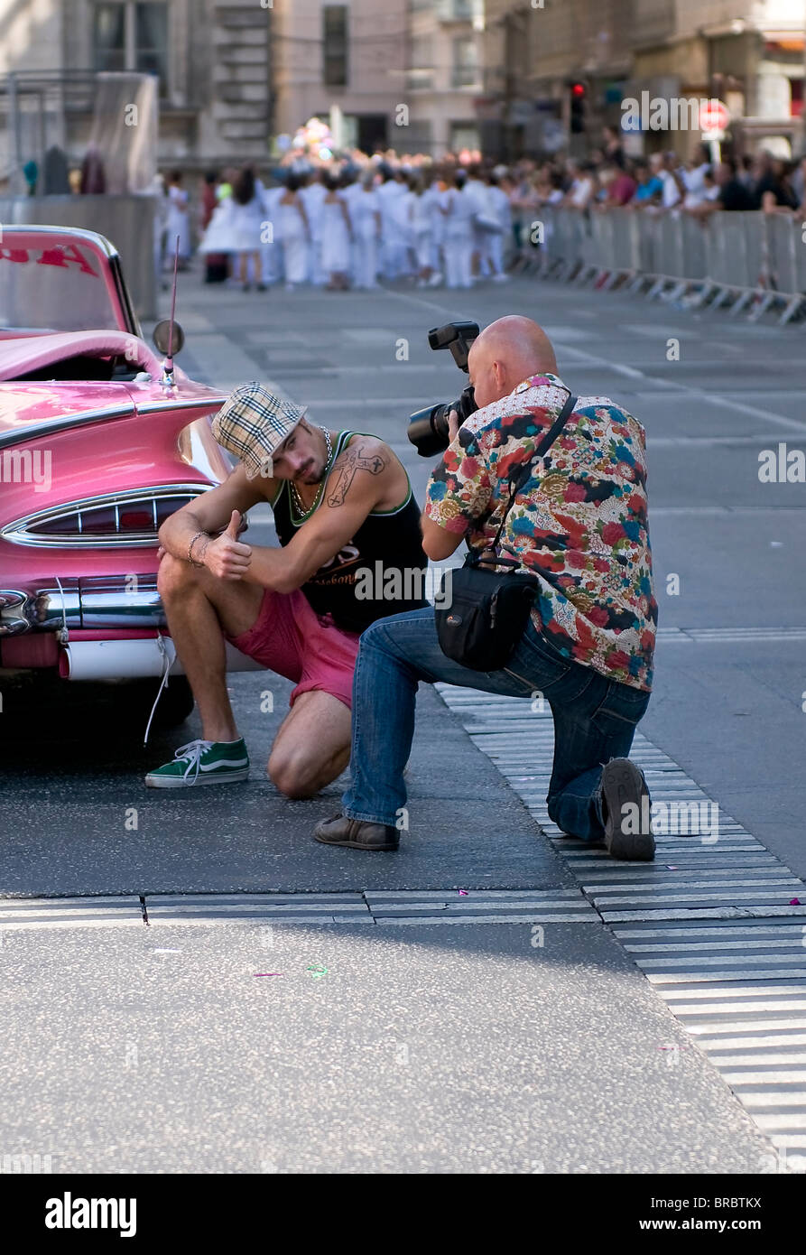 Fotografo lavorando su strada Foto Stock