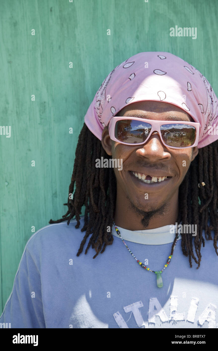 Sorridente St. Lucia Rastaman indossando occhiali da sole rosa, Santa Lucia, isole Windward, West Indies, dei Caraibi e America centrale Foto Stock