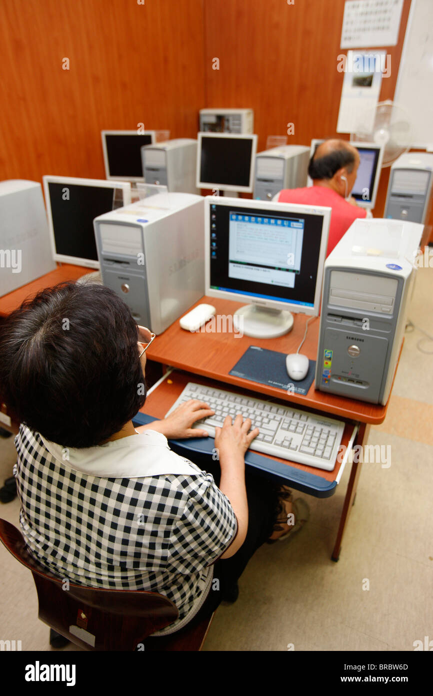 La formazione informatica nel migrante centro di supporto gestito da presbiteriani, Seoul, Corea del Sud Foto Stock