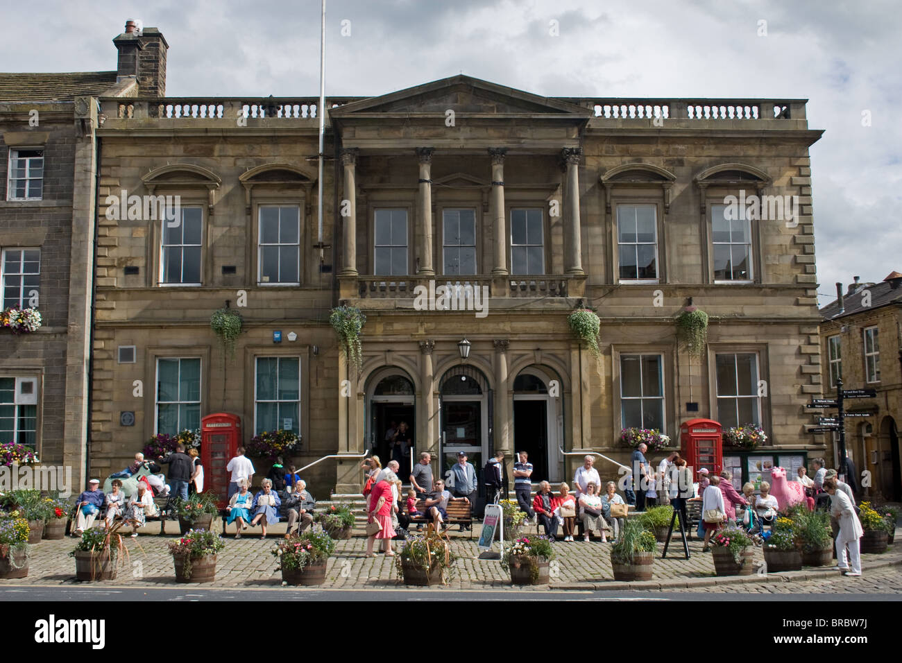 Spot popolare al di fuori di Skipton Town Hall ( costruito nel 1862 ) + Craven Museum, High Street , Skipton, nello Yorkshire, Regno Unito Foto Stock