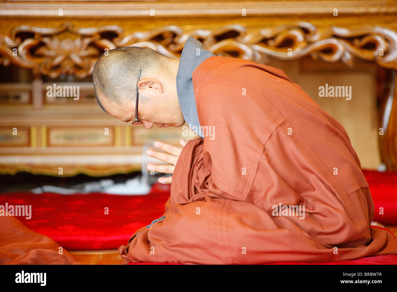 Pregando monaco, Il Tempio Jogyesa, Seoul, Corea del Sud Foto Stock