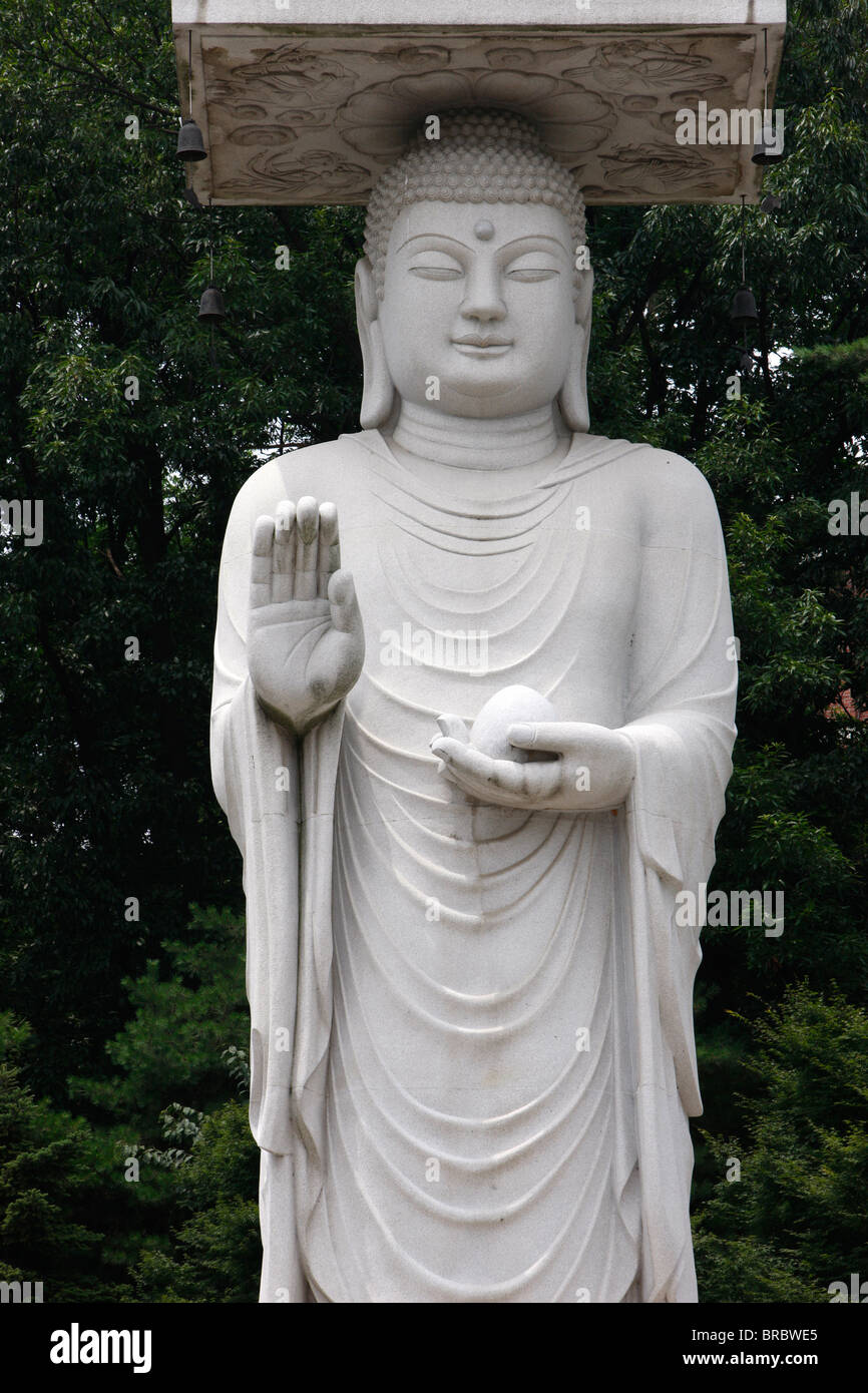 Statua di Maitreya Buddha del futuro, Tempio Bongeunsa, Seoul, Corea del Sud Foto Stock