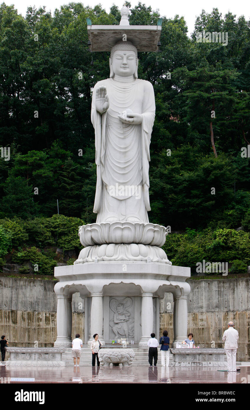 Statua di Maitreya Buddha del futuro, Tempio Bongeunsa, Seoul, Corea del Sud Foto Stock