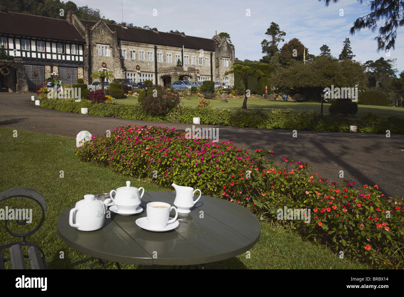 Il tè del mattino nel giardino del Hill Club, Nuwara Eliya, Sri Lanka Foto Stock