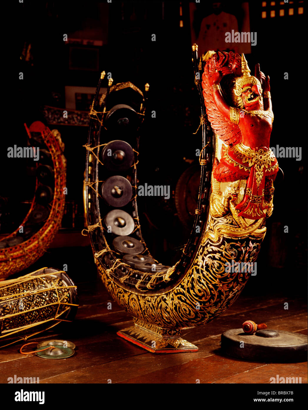 Un riccamente decorate Khong Mon, un ensemble di gong ora parte del classico thailandese Orchestra, Bangkok, Thailandia Foto Stock