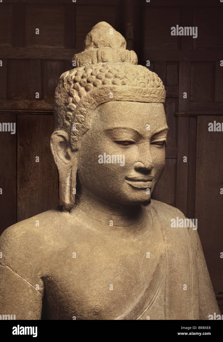 La testa e il torso di una pietra arenaria Buddha, Lopburi stile Khmer (influenza) dal XIV secolo, Wat Mahathat, Lopburi, Thailandia Foto Stock