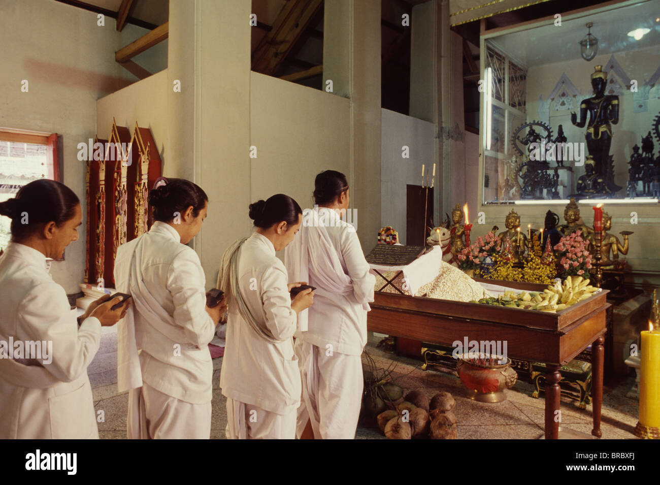 Royal Bramini eseguendo una cerimonia in un tempio indù di Bangkok, Thailandia Foto Stock