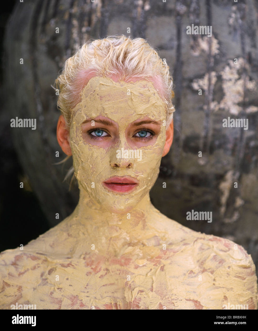 Donna con un corpo maschera ad una spa, Thailandia Foto Stock
