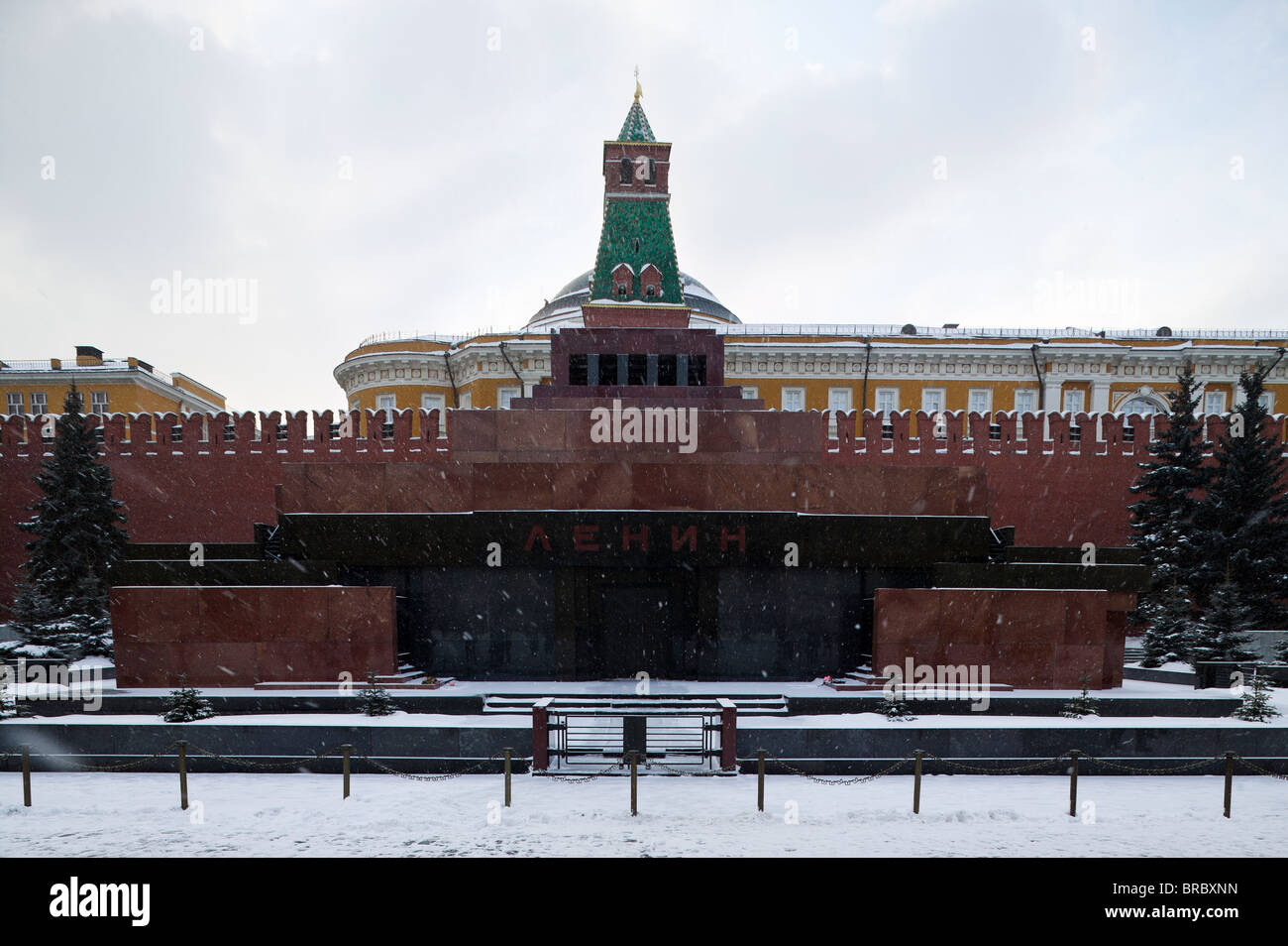 Il mausoleo di Lenin nella Piazza Rossa di Mosca nella neve Foto Stock