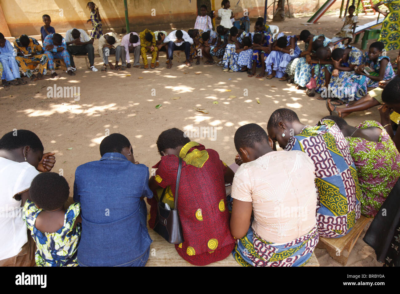La preghiera di gruppo in una chiesa evangelica, Kpalime, Togo, Africa occidentale Foto Stock