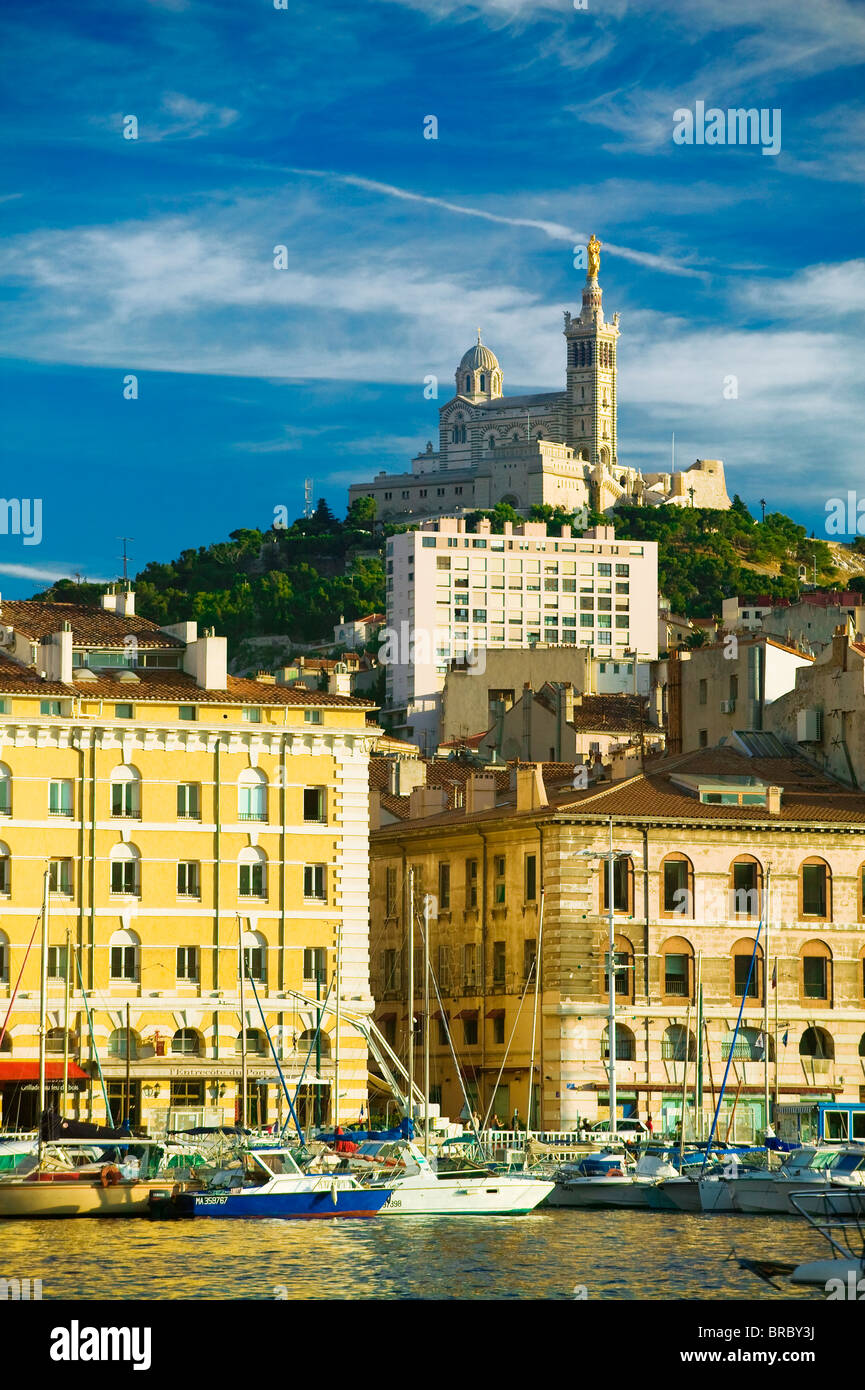 La CATTEDRALE DI NOTRE DAME DE LA GARDE, il Vieux Port, Marseille, Provenza, FRANCIA Foto Stock