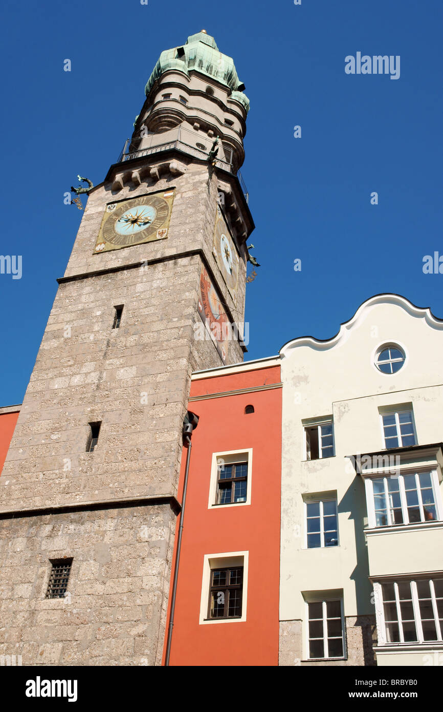 Vista della città vecchia di Innsbruck (Altstadt) e e guardare la torre con orologio e tetto in rame, tra case colorate. Foto Stock