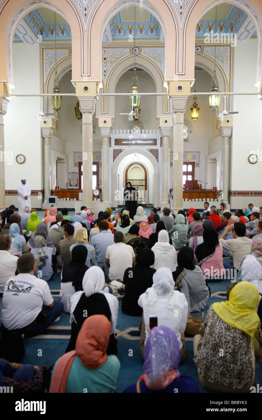 Tour guidato, la Moschea di Jumeirah, Dubai, UAE Foto Stock