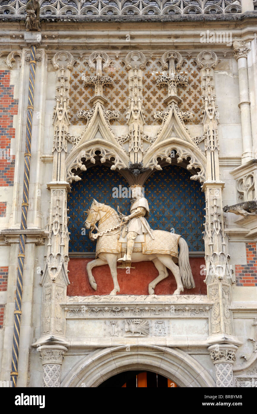 Francia, Valle della Loira, Blois, ingresso al castello, statua equestre Re Luigi XII Foto Stock